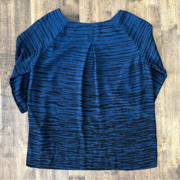Vince Women’s 100% Silk Horizontal Animal Print Blouse Blue Black Size XSmall - Picture 9 of 9